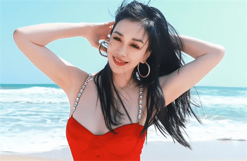  'Bom sex gốc Việt' khoe vẻ đẹp tuổi 52